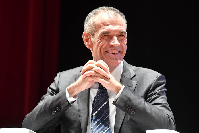 Il virus infetta l’economia. Carlo Cottarelli: «Cresce il rischio recessione»