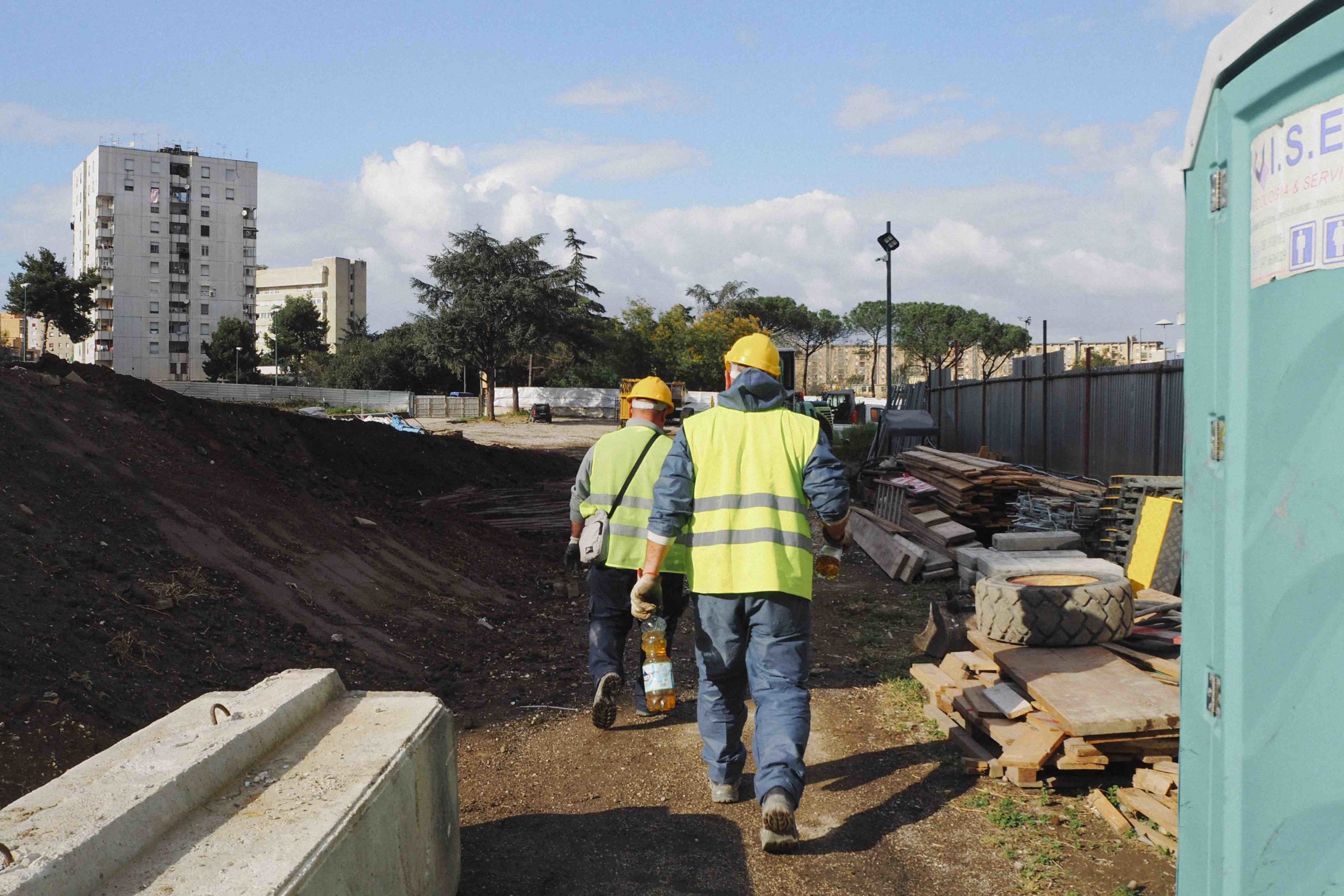 Lavoratori in cantiere per l'abbattimento della vela Verde