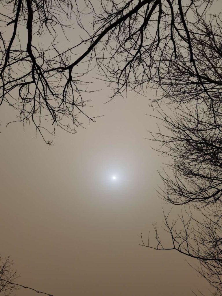 Tempesta di sabbia a Pechino, una città effetto seppia