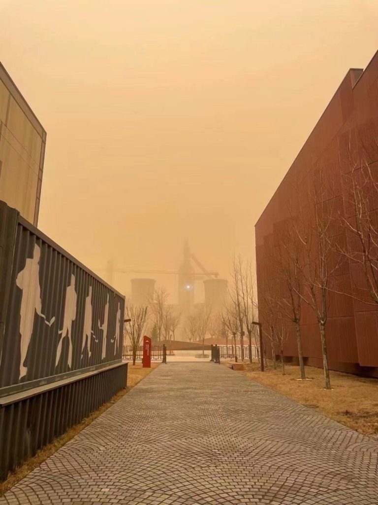 Tempesta di sabbia a Pechino, una città effetto seppia