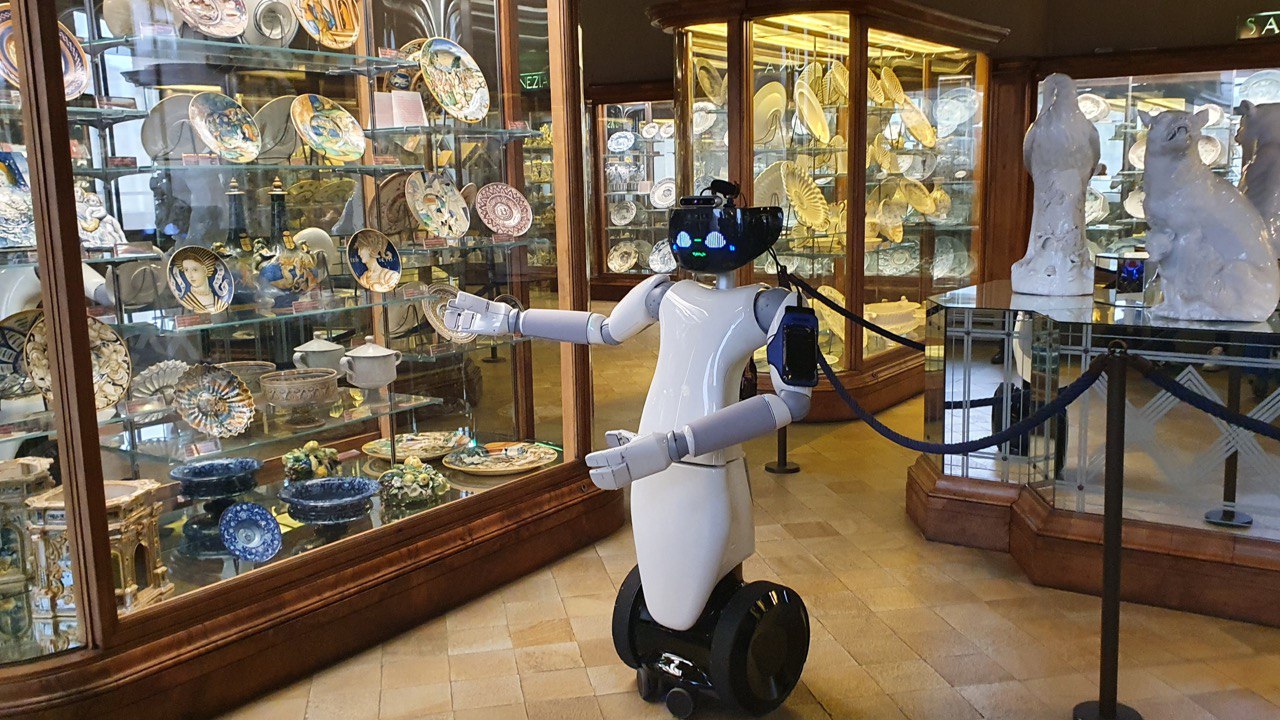 R1 robot guida turistica