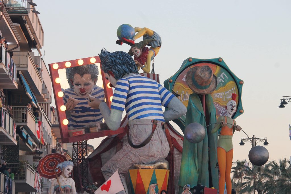 Il vecchio carrozzone del Carnevale di Viareggio