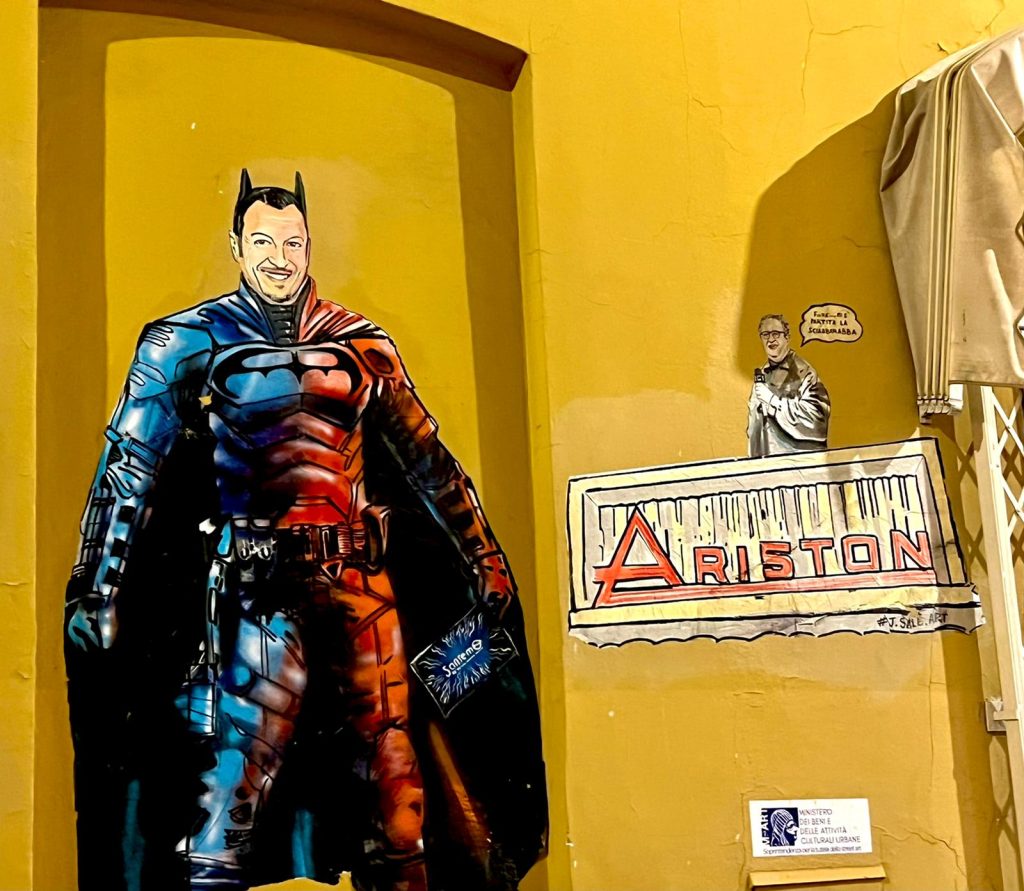 Amadeus diventa Batman sui muri di Sanremo
