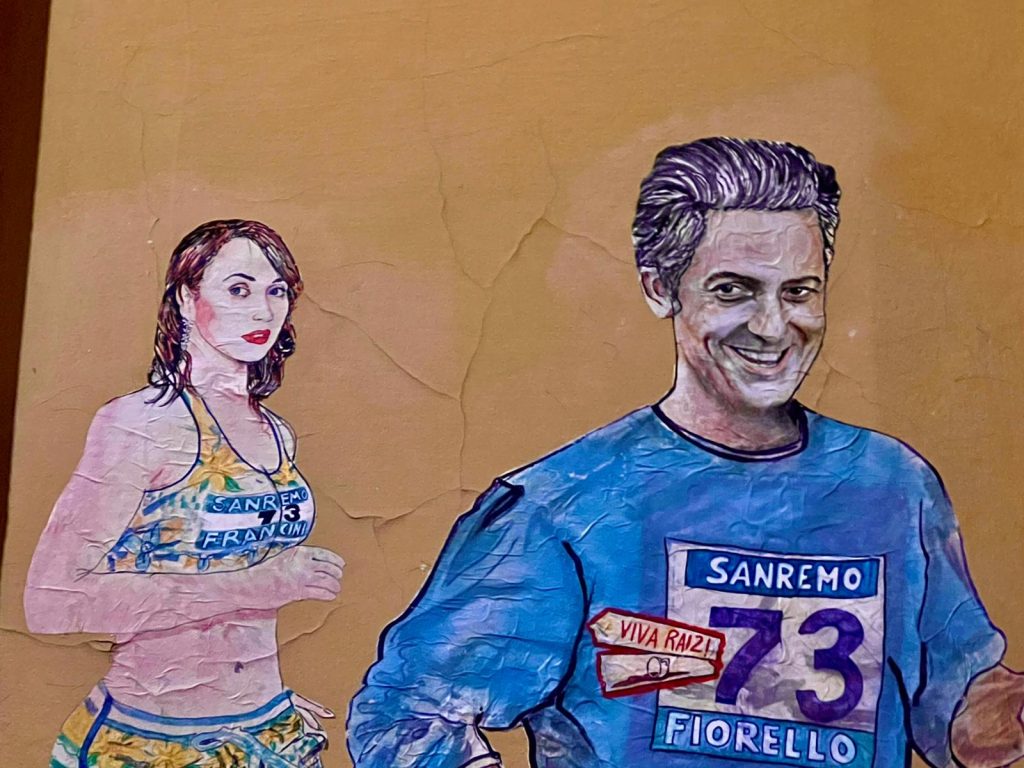 Amadeus diventa Batman sui muri di Sanremo