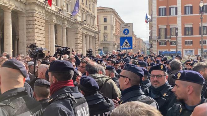 scontri tra polizia e sindaci