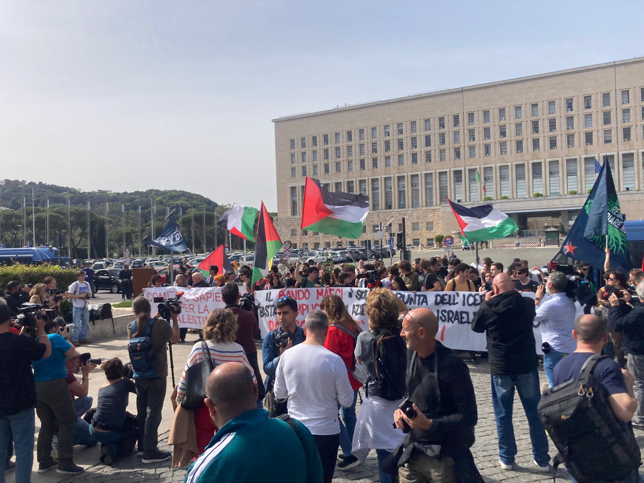 La manifestazione di fronte al ministero degli Esteri