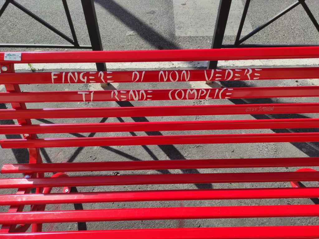 Una panchina rossa per ricordare la strage del Circeo