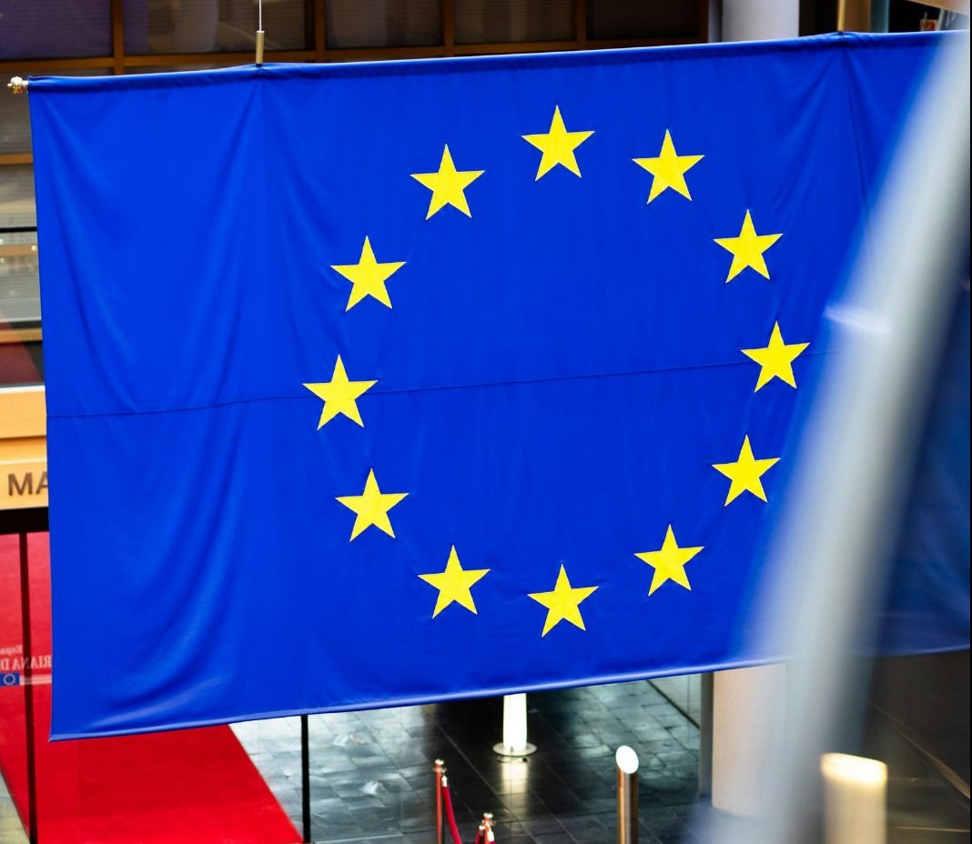 La bandiera dell'Unione dentro il Parlamento di Strasburgo