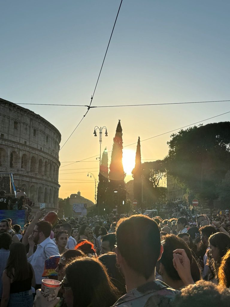 Le strade di Roma si colorano per il Pride