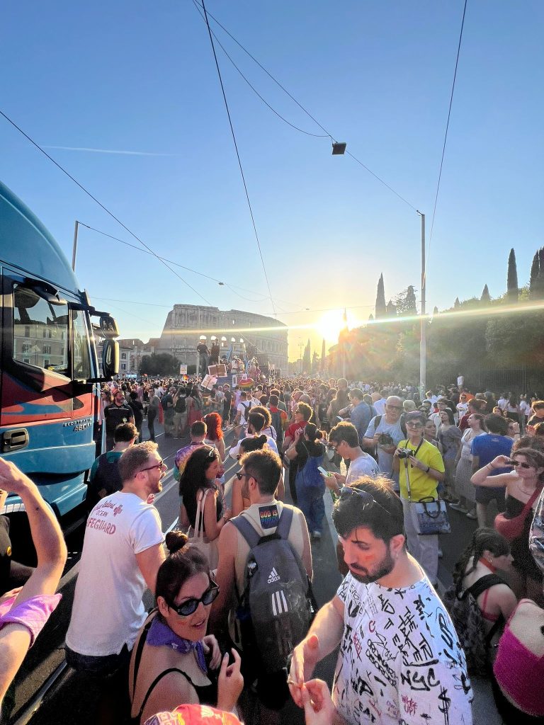 Le strade di Roma si colorano per il Pride