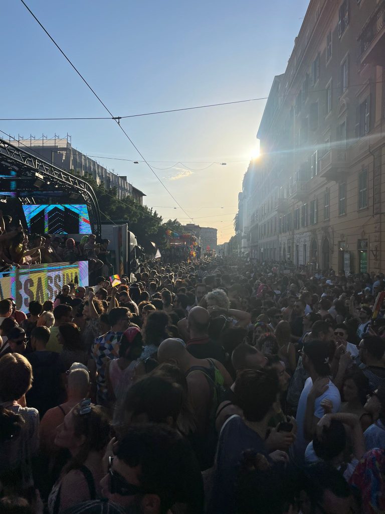 Le strade di Roma si colorano per il Pride