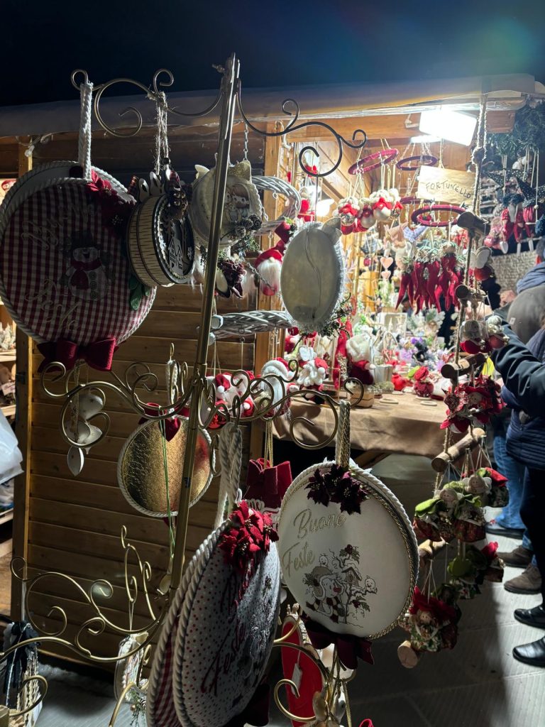 Gubbio accende il Natale con l'albero più grande del mondo