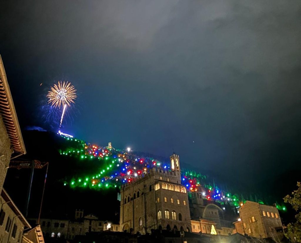 Gubbio accende il Natale con l'albero più grande del mondo