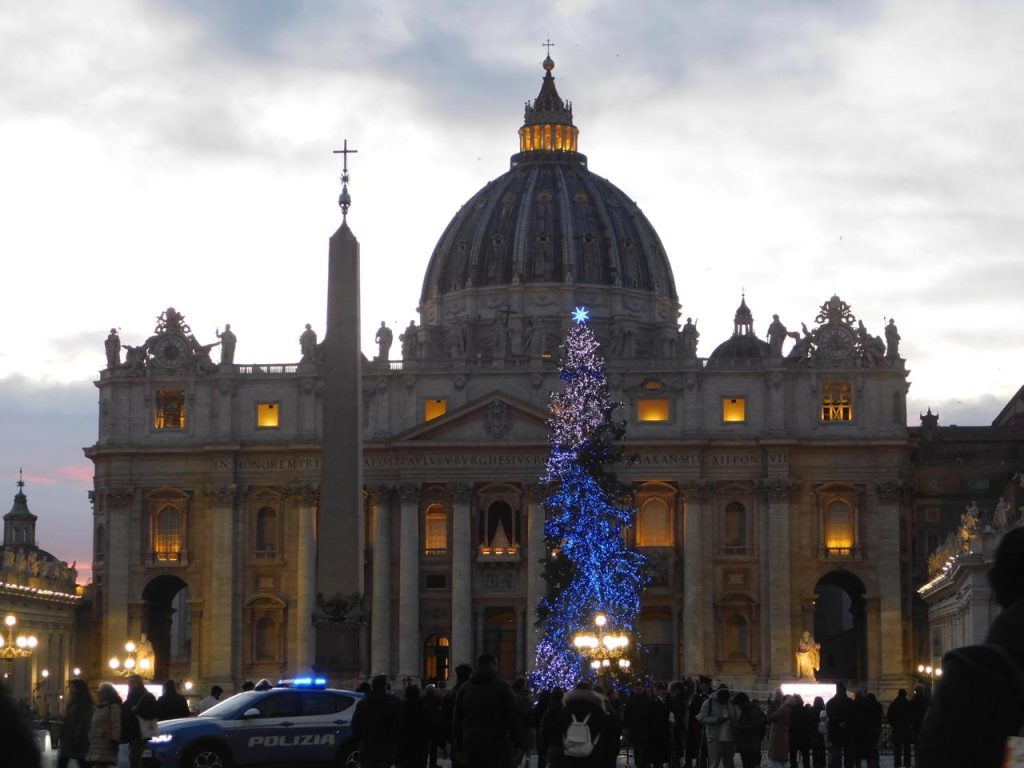 Papa Francesco apre la Porta Santa: l’inizio del Giubileo in San Pietro