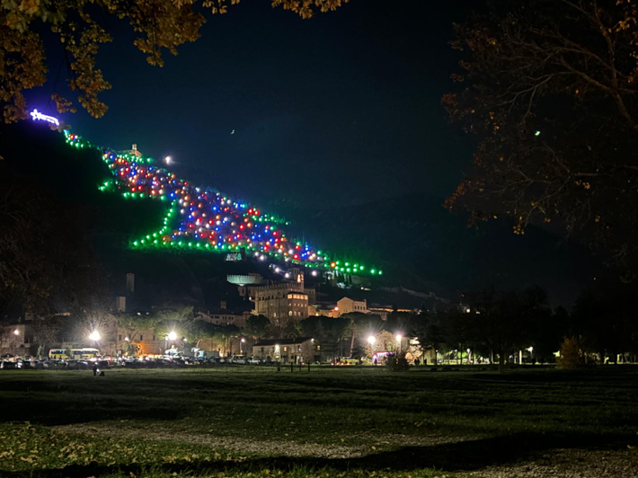 Gubbio accende il Natale con l'albero più grande del mondo