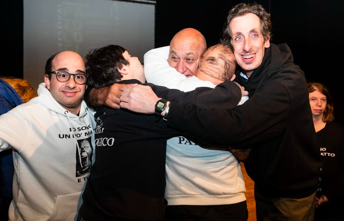 Dario D'Ambrosi con i ragazzi del Teatro Patologico