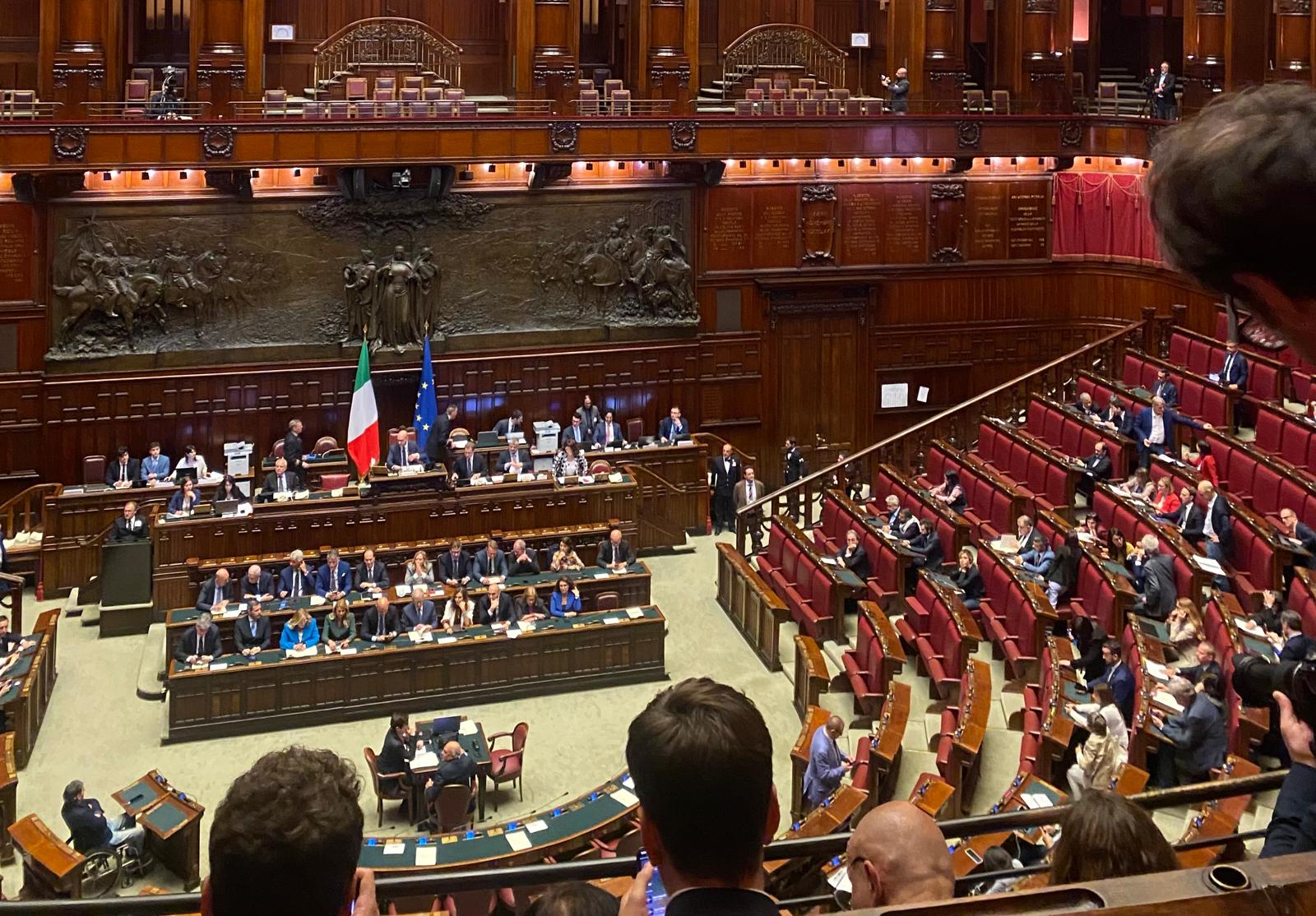Meloni in Aula, lite con Schlein e Conte. Espulso Magi vestito da fantasma