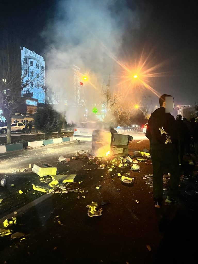 Teheran si ribella: le immagini