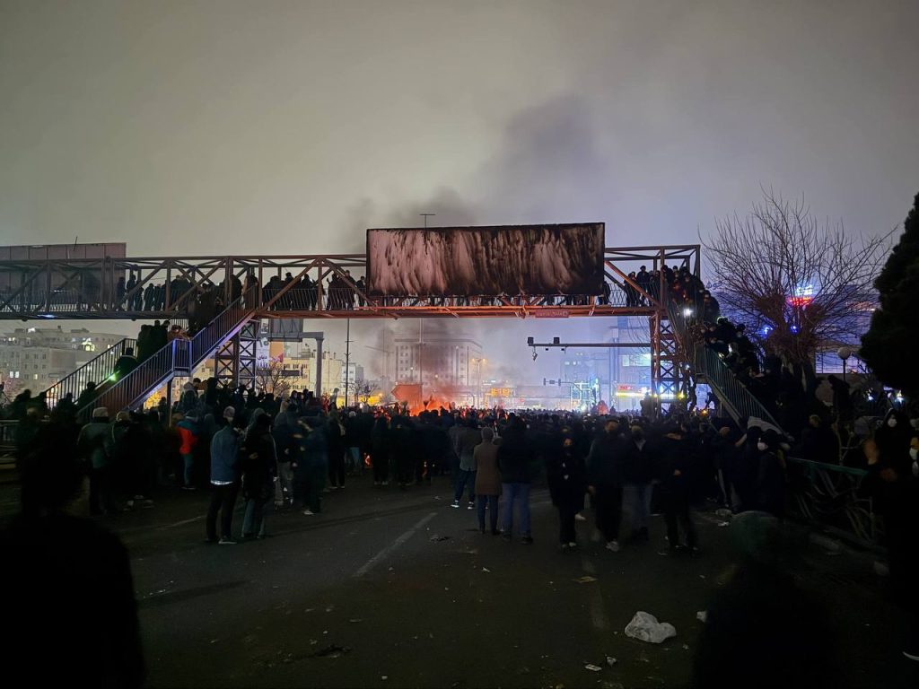 Teheran si ribella: le immagini