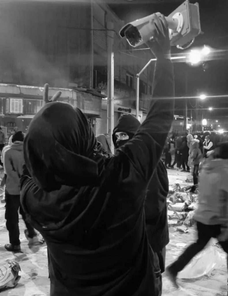 Teheran si ribella: le immagini