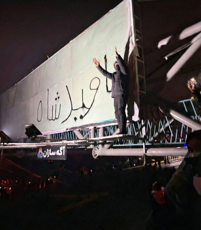 Teheran si ribella: le immagini