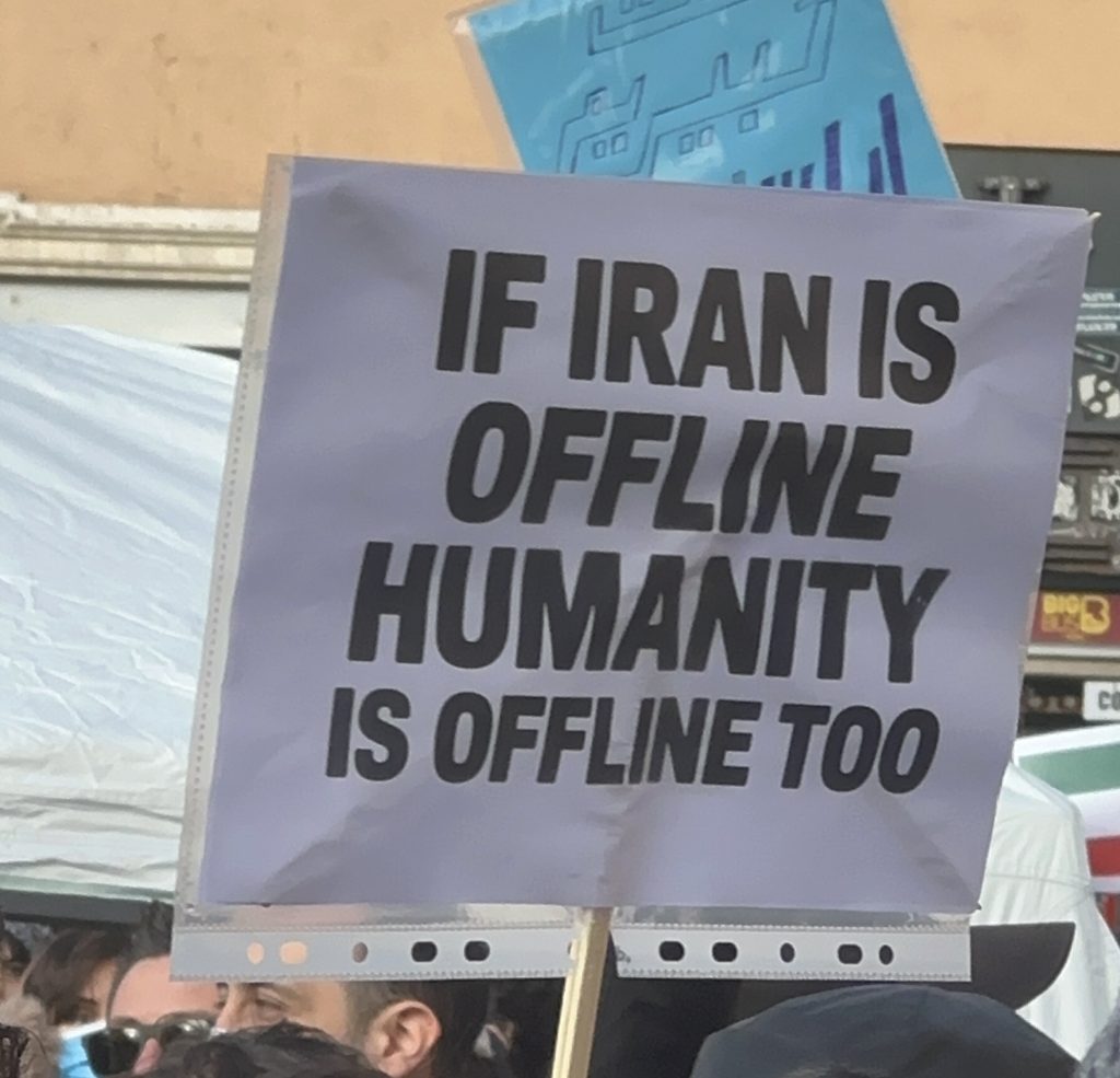 «Se siamo tutti offline <br> lo è anche l'umanità»