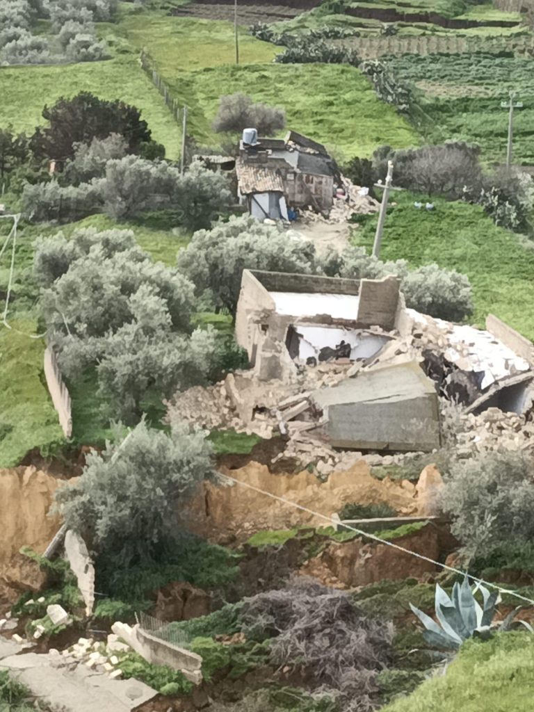 «La frana a Niscemi divora le case, viviamo in 5 in una stanza»