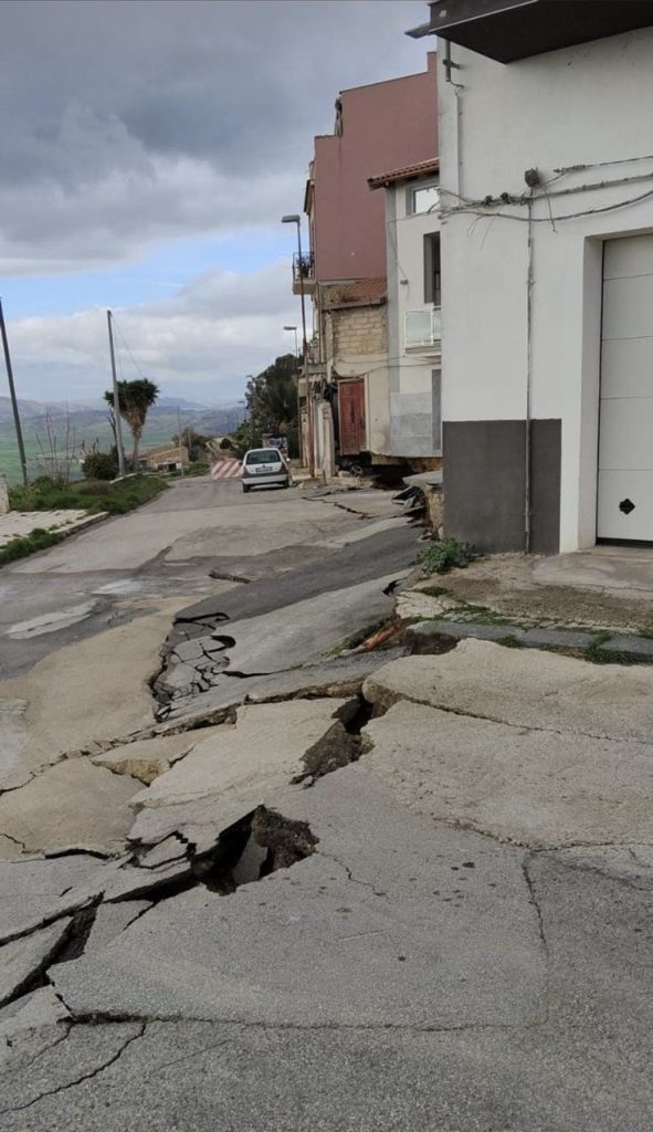 «La frana a Niscemi divora le case, viviamo in 5 in una stanza»