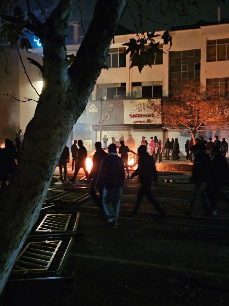 «Vedo il mio Paese bruciare» <br> Le parole di Arash Azizi