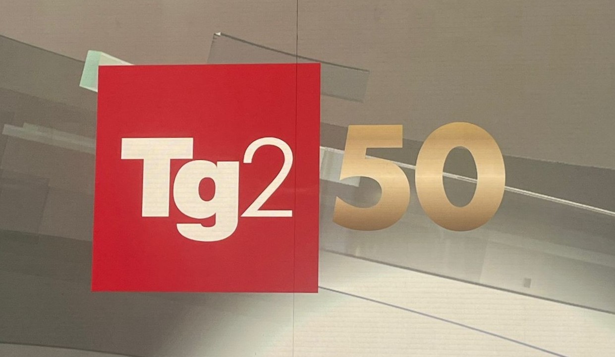 Il logo celebrativo per i 50 anni del tg2