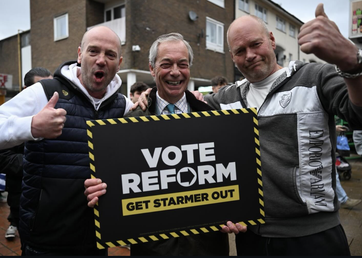 Nigel Farage posa con sostenitori di Reform UK durante la campagna elettorale nel Regno Unito