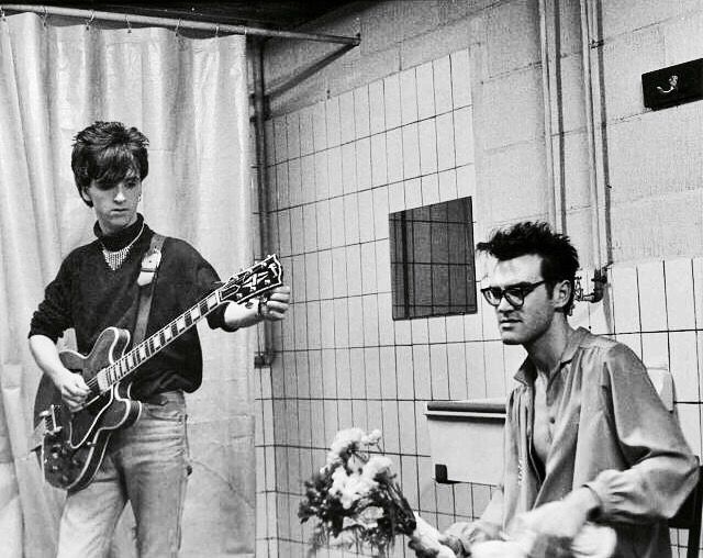 Johnny Marr e Morrissey nel bagno di un backstage
