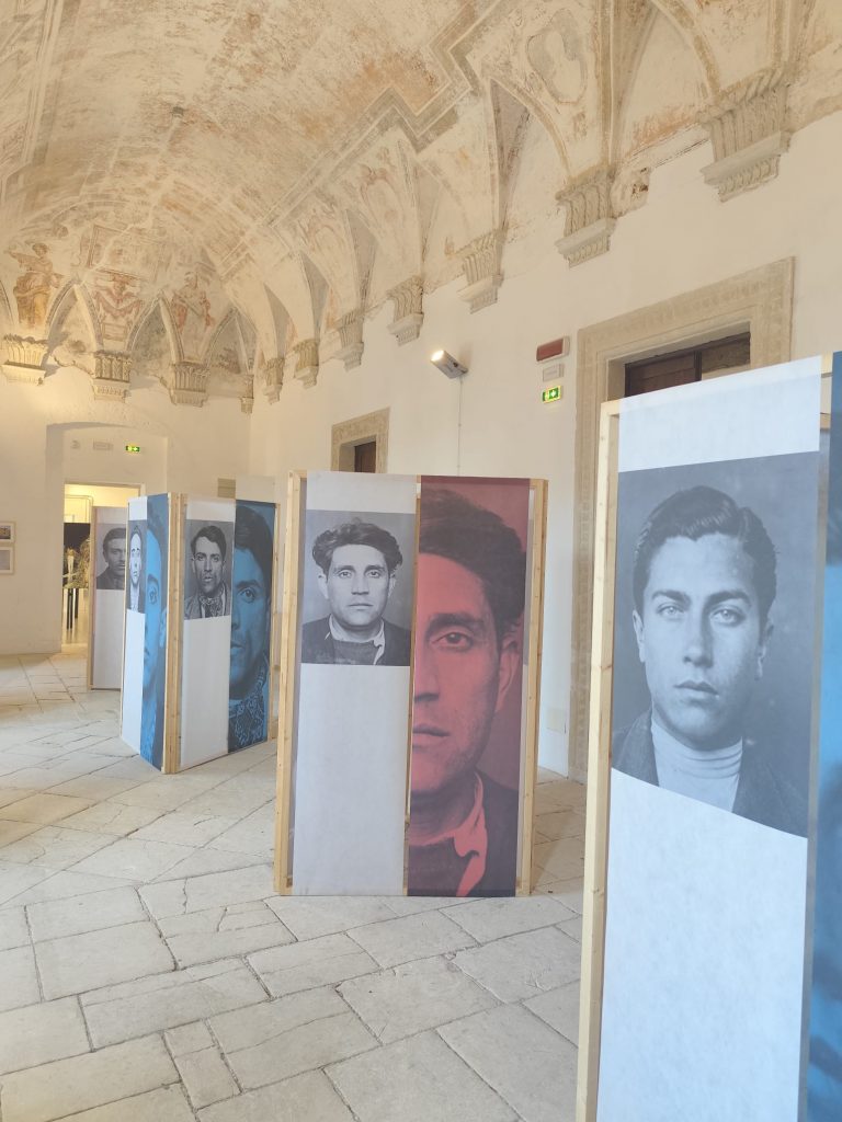 I volti degli arrusi esposti al Castello Volante di Corigliano d'Otranto