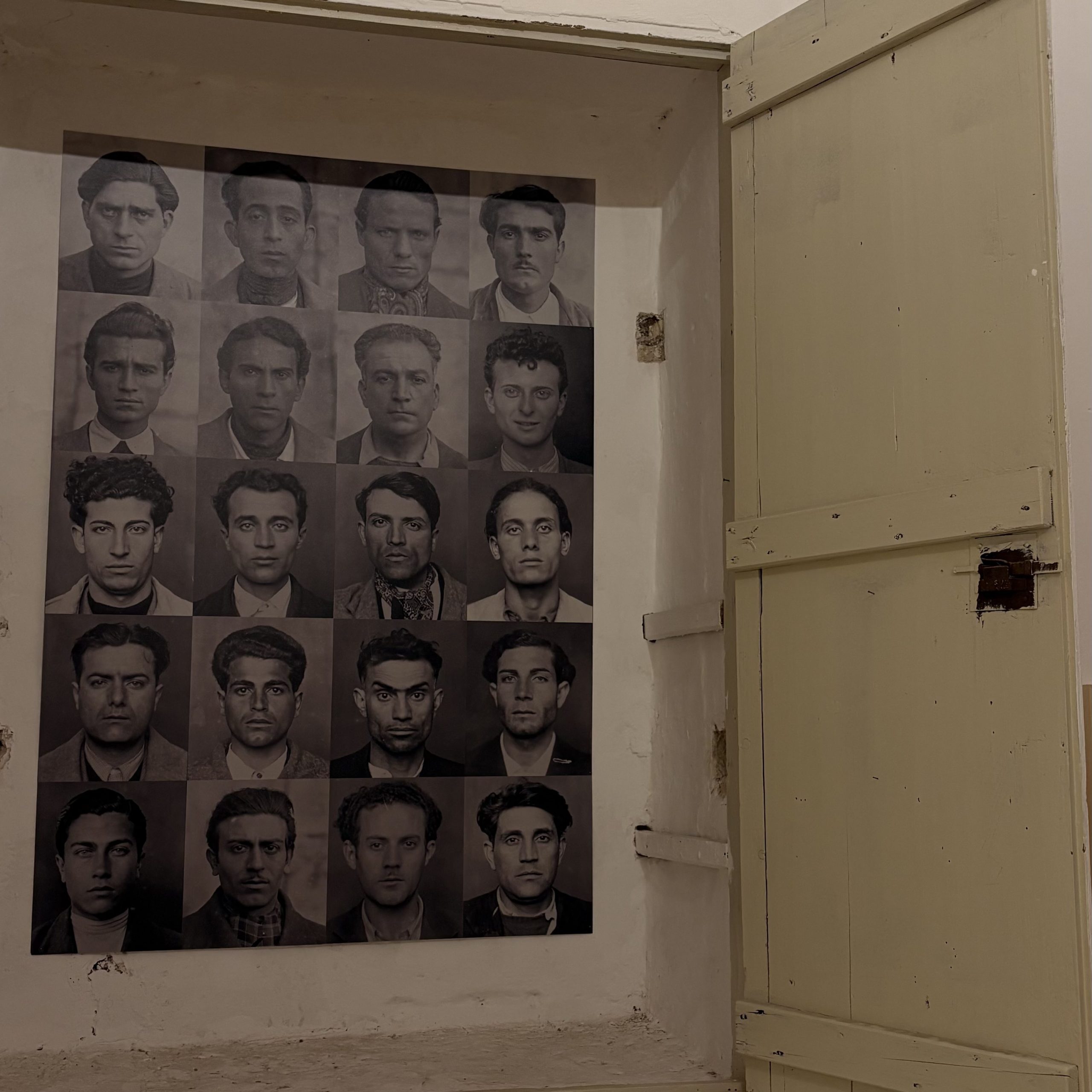 I volti degli arrusi che emergono da una finestra sul muro delle Sale Nobili
