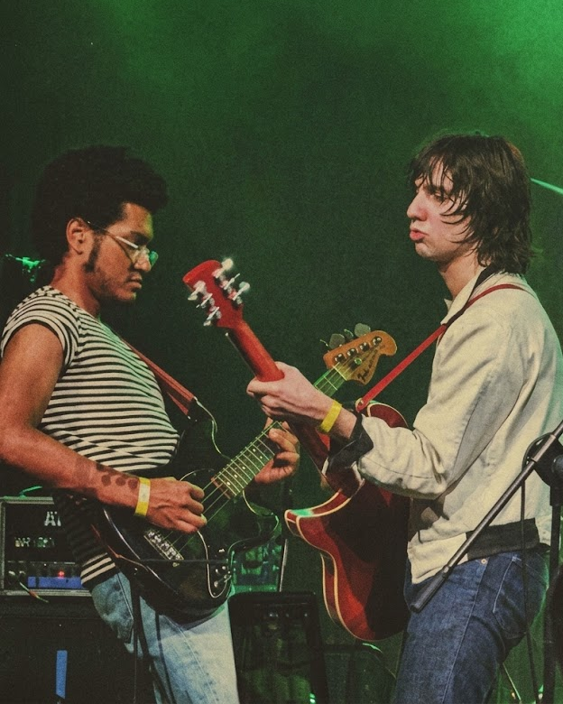 Danny Ayala al basso e Michael D’Addario alla chitarra